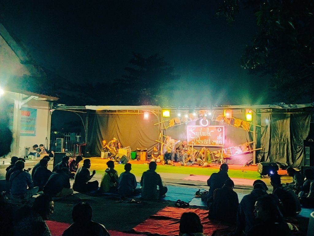 SulukPesisiran's tweet photo. Suasana malam ini #7thSulukPesisiran di Halaman depan Gedung Kecamatan Kedungwuni Kab Pekalongan.
#SPOkt https://t.co/EYqimKHLog