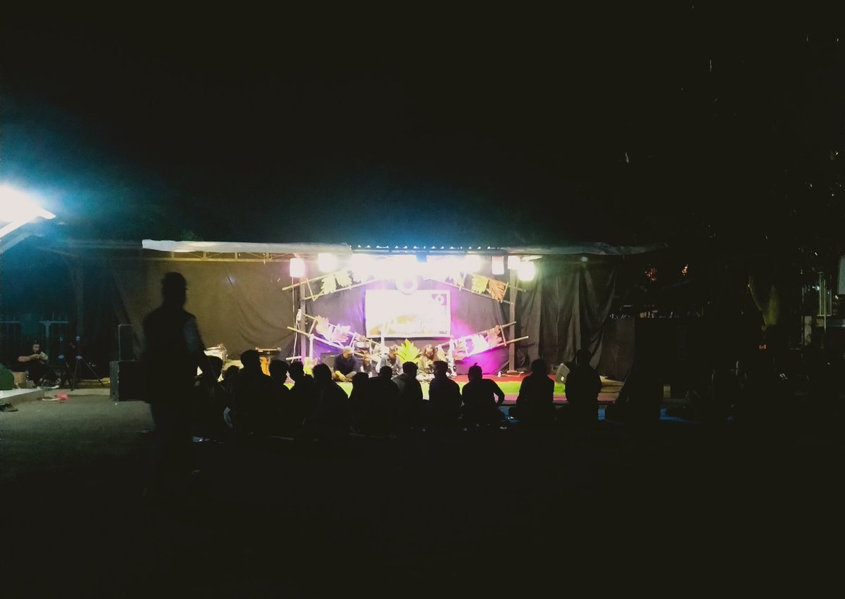 SulukPesisiran's tweet photo. Suasana malam ini #7thSulukPesisiran di Halaman depan Gedung Kecamatan Kedungwuni Kab Pekalongan.
#SPOkt https://t.co/EYqimKHLog
