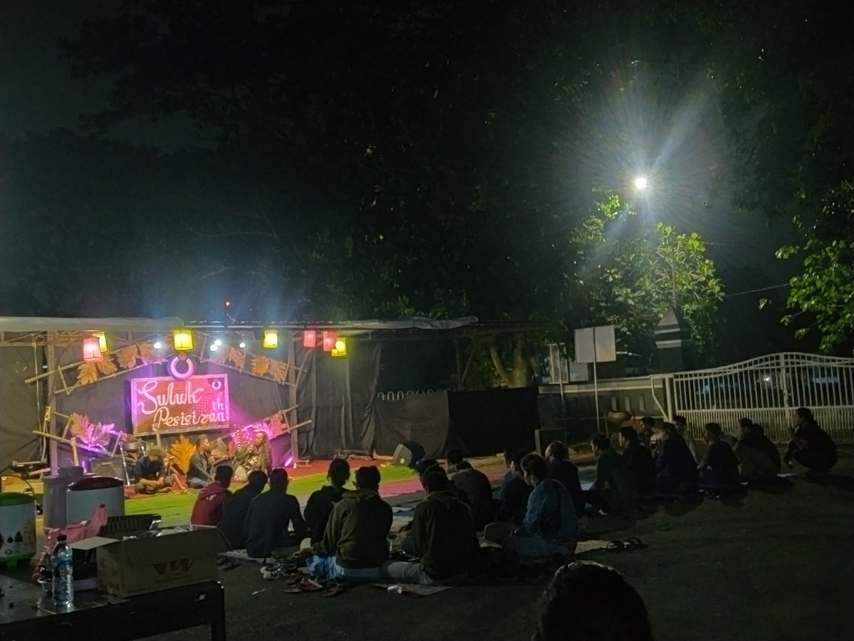 SulukPesisiran's tweet photo. Suasana malam ini #7thSulukPesisiran di Halaman depan Gedung Kecamatan Kedungwuni Kab Pekalongan.
#SPOkt https://t.co/EYqimKHLog