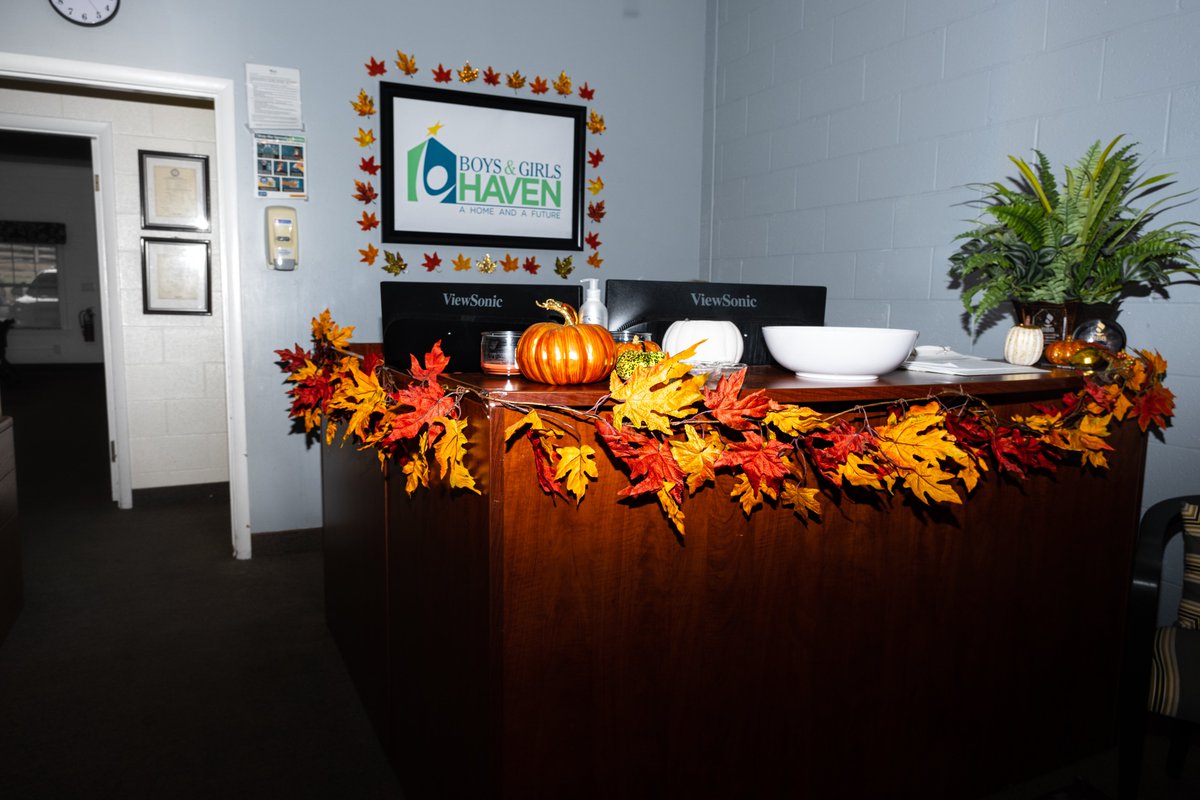 ahomeandafuture's tweet photo. Get in, loser. We're going haunting. 

#spookyseason #halloween2022 #halloweendecorations #campusdecor #campus #campuslife #pumpkins #jackolantern #jackolanternspectacular #falldecor #fall #fallcolors2022 #fallcolors #spiderweb #deskgoals #bats #reception #office #fostercare https://t.co/sfvoAGPl7P