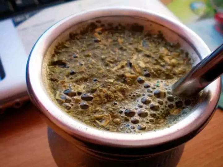 El mate se toma así, que es eso de correr la yerba para el costado, a tu hermana le está corriendo la tanga para el costado