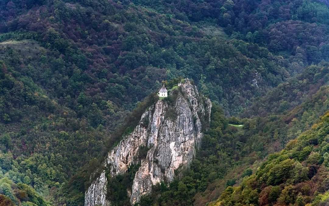 Čuvena džamija na špicastoj stijeni Kušlat u zvorničkom naselju Pahljevići kod Drinjače vijekovima svjedoči duhovnosti toga kraja. Jedinstveni objekat izgrađen u ranom osmanskom periodu, između 1460.i 1480. godine, smatra se jednom od najstarijih džamija u BiH.
Kušlat ❤️