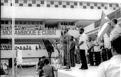 El 12- 10- 1977 marcó el inicio de una hermosa historia Fidel  y Samora Machel presidente de Mozambique, dejaron inaugurado el 1er curso de educación internacionalista en Isla de la J. Jóvenes de más de 40 países encontraron la luz de la enseñanza; también el consejo a tiempo.