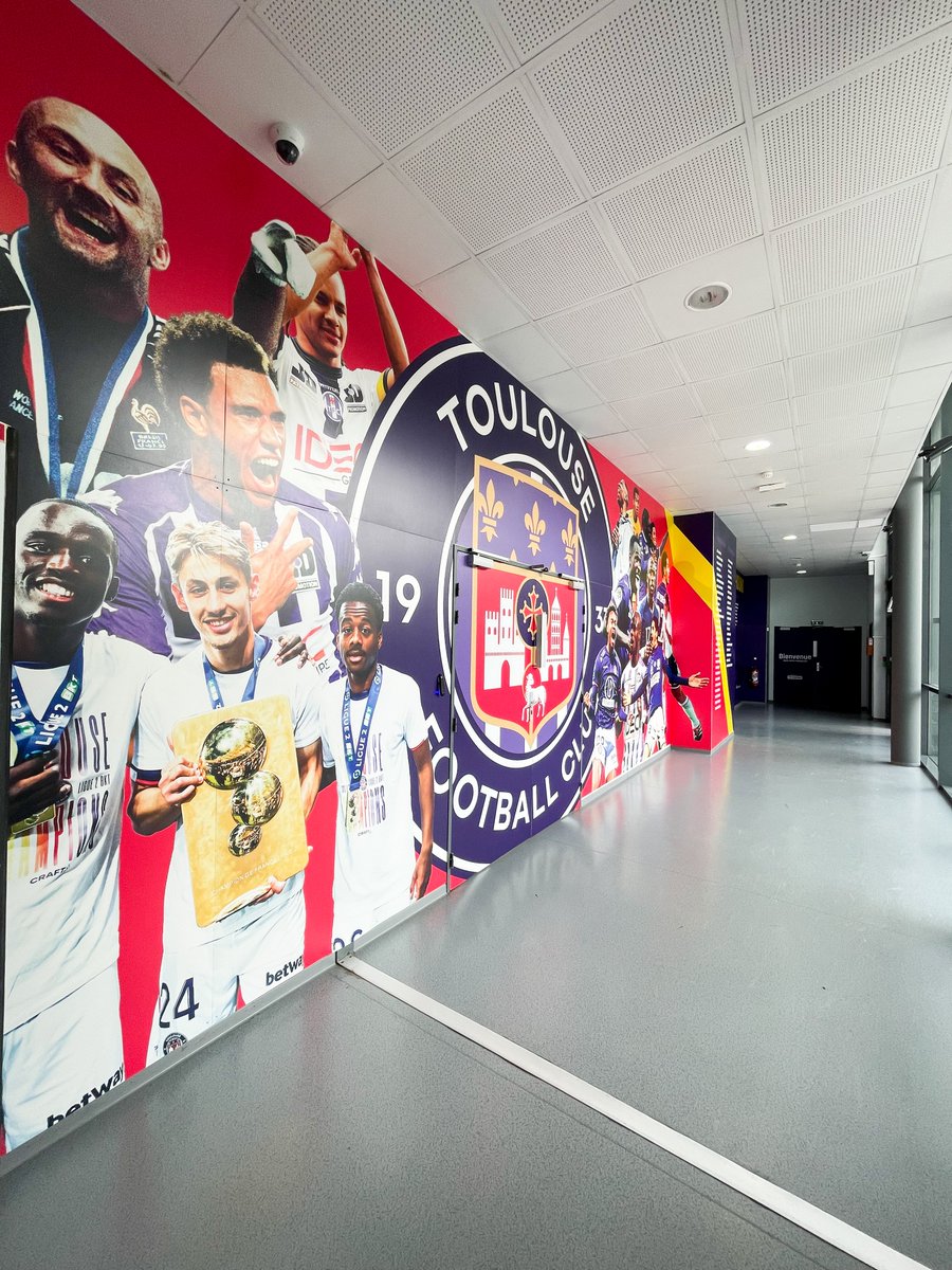 ToulouseFC's tweet photo. Le 𝗠𝘂𝗿 𝗱𝗲𝘀 𝗣𝗶𝘁𝗰𝗵𝗼𝘂𝗻𝘀 s'est érigé au Centre de Formation. 

Les noms de tous nos jeunes passés pros au TéFéCé y figurent.

Pour que nos Pitchouns s'inspirent du passé, se plongent vers l'avenir. Et puissent, à leur tour, y inscrire leur nom ✍️

#DeboutToujours https://t.co/dZn4Pdk4gR
