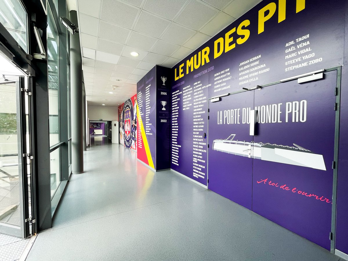 ToulouseFC's tweet photo. Le 𝗠𝘂𝗿 𝗱𝗲𝘀 𝗣𝗶𝘁𝗰𝗵𝗼𝘂𝗻𝘀 s'est érigé au Centre de Formation. 

Les noms de tous nos jeunes passés pros au TéFéCé y figurent.

Pour que nos Pitchouns s'inspirent du passé, se plongent vers l'avenir. Et puissent, à leur tour, y inscrire leur nom ✍️

#DeboutToujours https://t.co/dZn4Pdk4gR