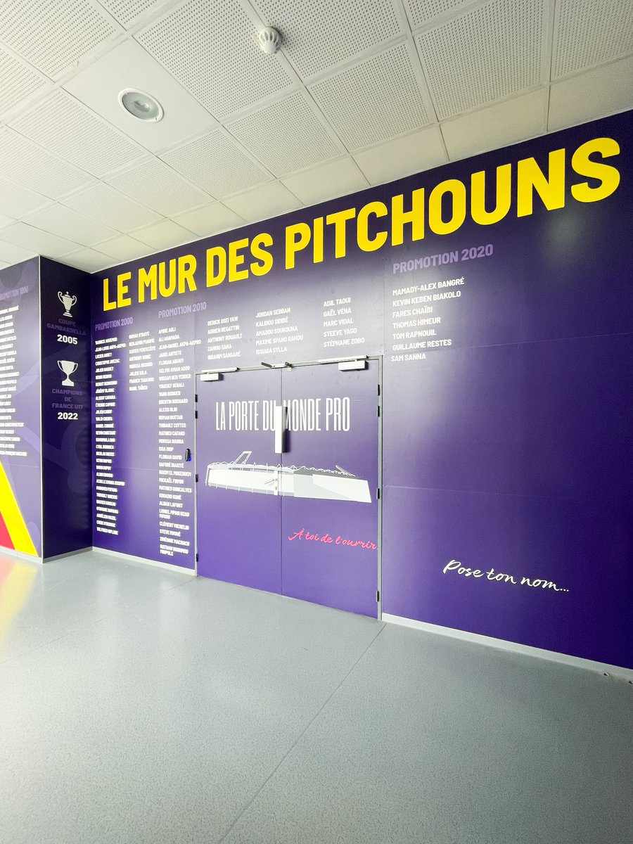 ToulouseFC's tweet photo. Le 𝗠𝘂𝗿 𝗱𝗲𝘀 𝗣𝗶𝘁𝗰𝗵𝗼𝘂𝗻𝘀 s'est érigé au Centre de Formation. 

Les noms de tous nos jeunes passés pros au TéFéCé y figurent.

Pour que nos Pitchouns s'inspirent du passé, se plongent vers l'avenir. Et puissent, à leur tour, y inscrire leur nom ✍️

#DeboutToujours https://t.co/dZn4Pdk4gR