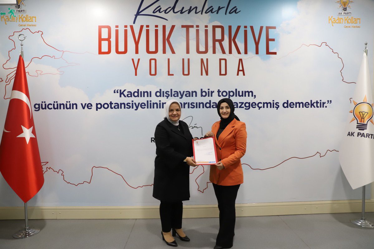 Aysekeyikyilmaz's tweet photo. GM Kadın Kolları Başkanımız @aysekesir tarafından #Finike ilçemizin ataması gerçekleştirildi.
Bugüne kadar yaptığı çalışmalarından dolayı Figen Yiğit Başkanımıza teşekkür ediyor, yeni atanan Tuğba Kiriş Başkanımıza başarılar diliyorum. 
#Finike’mize hayırlı olsun.
@AKKADINGM https://t.co/dxLNRPugpa