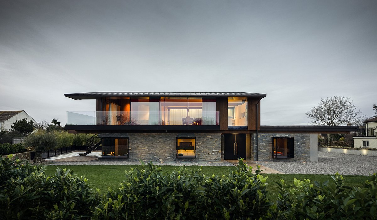 RIBABooks's tweet photo. "Looking back over the past few years it feels as though we are now entering something of a golden age for the bespoke, architect-designed modern home." Read more from @BradburyD on the RIBA Books blog! https://t.co/50tirEqysa https://t.co/qhcG5Vr9yV