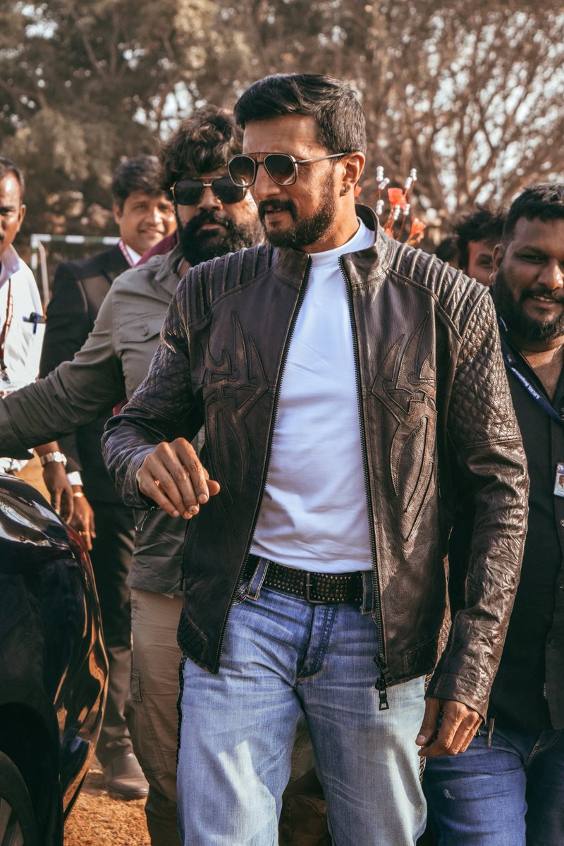 Raghubh17's tweet photo. prabahs offine look 😅😅
#KicchaSudeep #BRB #BRBupdate 
#KicchaSudeep offine look 😍❤️ https://t.co/xLMEM3oL5S