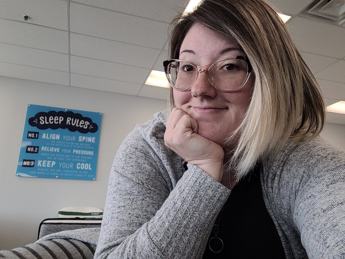 sl33pqu33n's tweet photo. Who knew there were RULES to get your best night's sleep?! Today's rainy weather is the PERFECT day to come try out a new bed!!
#sleeprules
#napdate 
#stlmattressdirect https://t.co/LC3Bo8ebUo