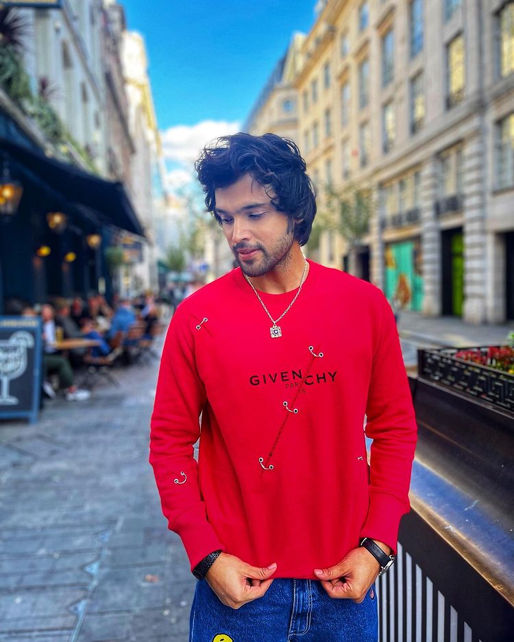 Khushi_jha411's tweet photo. He looks extra handsome in his favourite colour ❤️

His Instagram post
Red is in my blood 🩸👅 
#favcolour #london🇬🇧 #covertgarden 
#ParthSamthaan 
@LaghateParth https://t.co/gbObyDZKt0