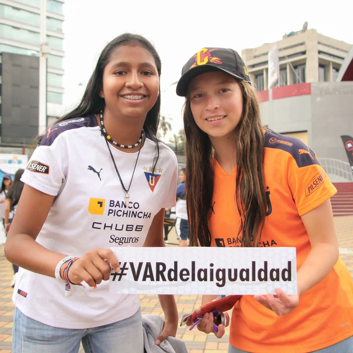 GolesValores's tweet image. Durante el Festival Super Liga Femenina las jugadoras de varios equipos apoyaron la campaña del #VARdelaigualdad en favor del fútbol femenino!
Tu también súmate, porque el fútbol femenino merece más, mucho más! 
#EducaresGanar #EducarconValores
