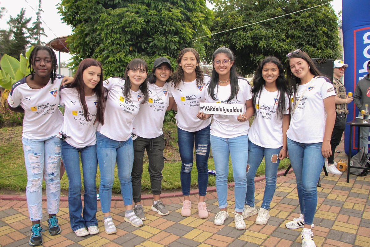 GolesValores's tweet image. Durante el Festival Super Liga Femenina las jugadoras de varios equipos apoyaron la campaña del #VARdelaigualdad en favor del fútbol femenino!
Tu también súmate, porque el fútbol femenino merece más, mucho más! 
#EducaresGanar #EducarconValores