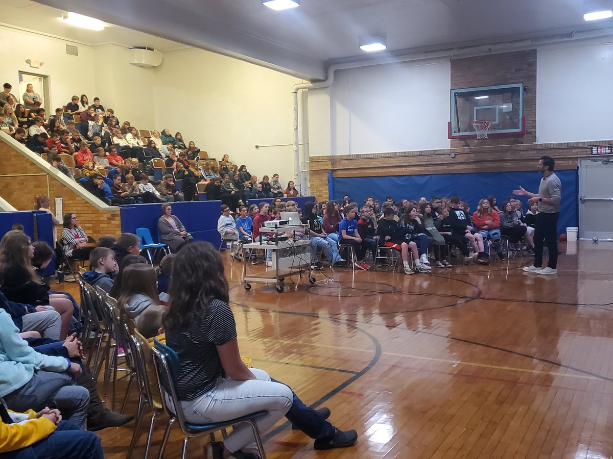 baker_alyson's tweet photo. @gcouros talking with students @Hillsdale_MS how can we use social media to promote the good things about ourselves? https://t.co/fDg3zgCS9x