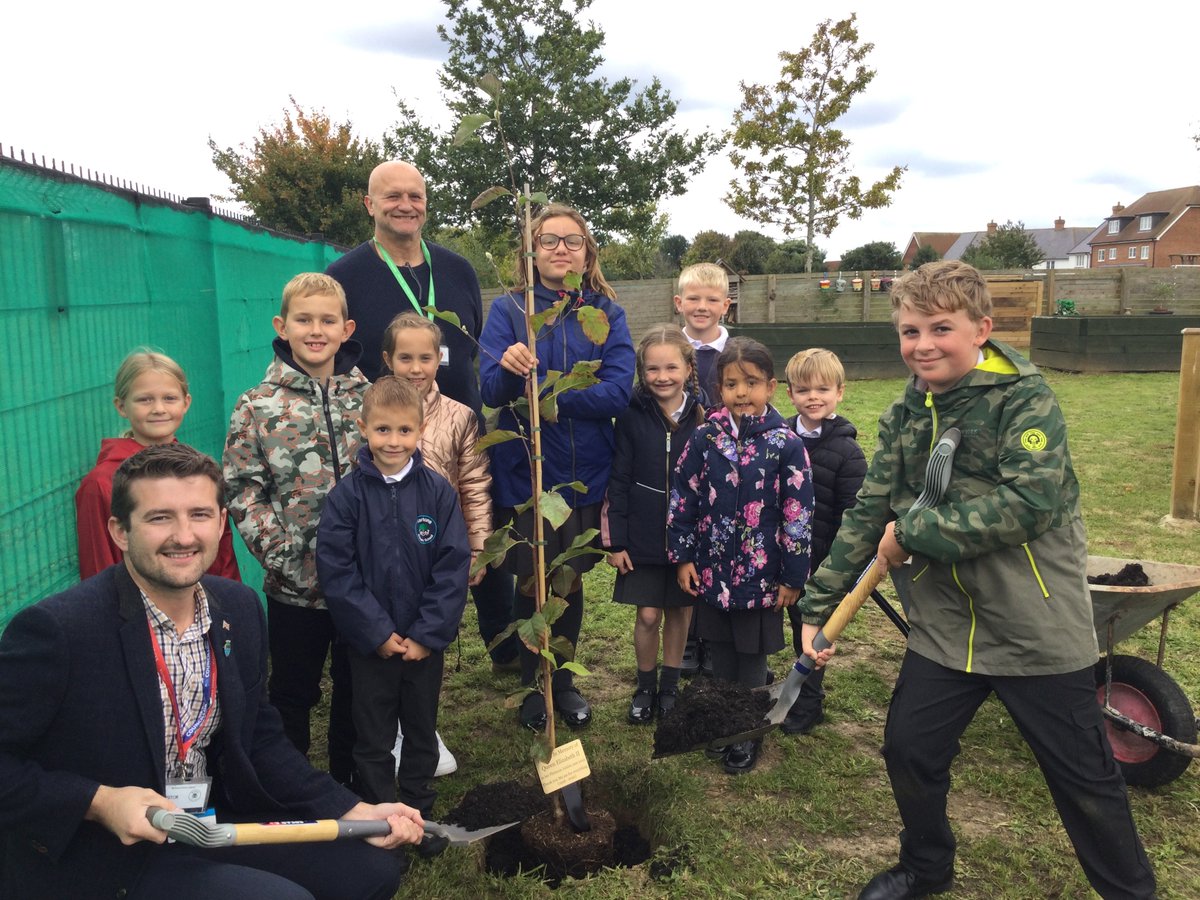 Students and teachers at Bartons Primary School in #BognorRegis have planted a beautiful #magnolia tree their new school garden 🌱 They chose the variety ‘Elizabeth’ to plant in loving memory of Her Majesty The Queen 💚 #queensgreencanopy @MathsAtBartons