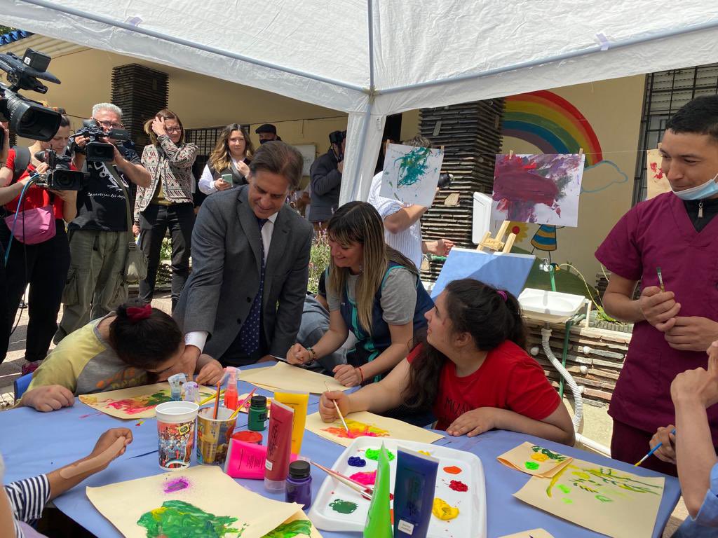 LuisLacallePou's tweet photo. Visitamos el @HorizonteCentro Horizonte al celebrarse el 60° aniversario de la Institución. https://t.co/2Ae6f3NxLd