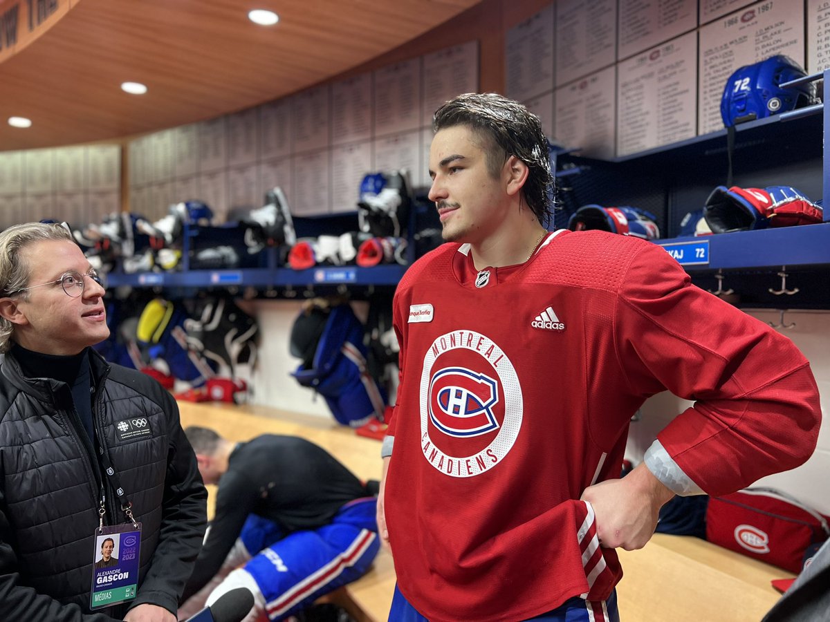 MA_PerreaultTVA's tweet photo. Ce gars s’est fait remercier de chez Costco pendant la pandémie. Il s’est recyclé en spécialiste pour faire des terrains de tennis en terre battue (20$/heure). Ce soir il va jouer dans la NHL. 🔵⚪️🔴 https://t.co/pJNvAs1SKD