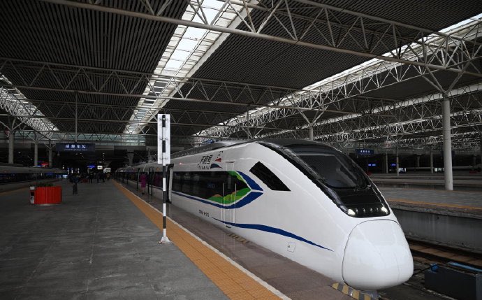 Chengdu_City's tweet image. On October 11, #Chengdu officially included the #railway loop line in the daily operation of public transit. With a total length of 55.5 km, the #loopline connects the railway stations in the east, west, south and north, which is equivalent to a new "subway" line on the ground.