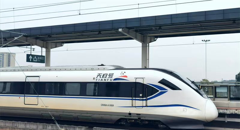 Chengdu_City's tweet image. On October 11, #Chengdu officially included the #railway loop line in the daily operation of public transit. With a total length of 55.5 km, the #loopline connects the railway stations in the east, west, south and north, which is equivalent to a new "subway" line on the ground.