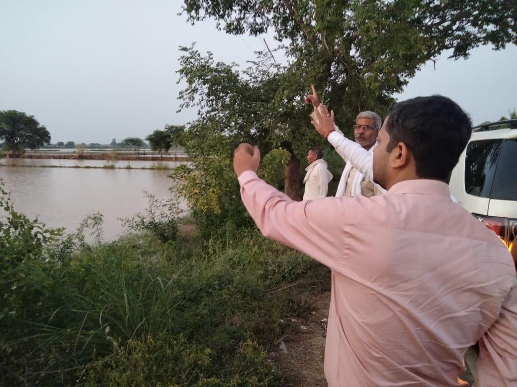 DMMathura1's tweet photo. अतिवृष्टि से हुई हानि वाले गांव राल, जुल्हेंदी तथा भदावल का निरीक्षण किया l

संबंधित अधिकारियों को राहत एवं फसलों के नुकसान के आंकलन कार्यों में तेजी लाने के निर्देश दिए l https://t.co/BvQCtnD47C