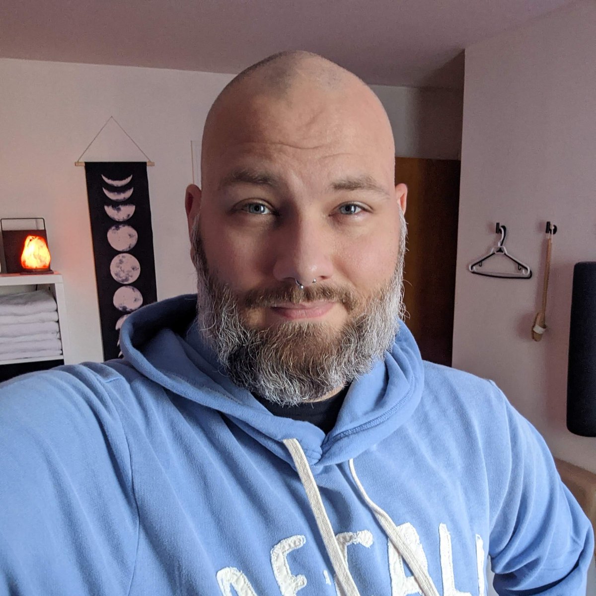 Here comes our next storyteller!

Lukas is a writer, Confabulation producer, and massage therapist. He is currently leading his first storytelling workshop with the confabulous Emma Lanza for the Quebec Writers’ Federation.

Tickets here: bit.ly/3V4Lgkh