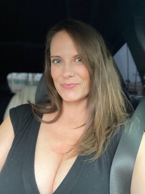 gibsonakeko's tweet photo. @annabelle_peach ANNABELLE PEACHES IS SCAMMER . SHE ROBBED ME 2K https://t.co/U669XmyV4E