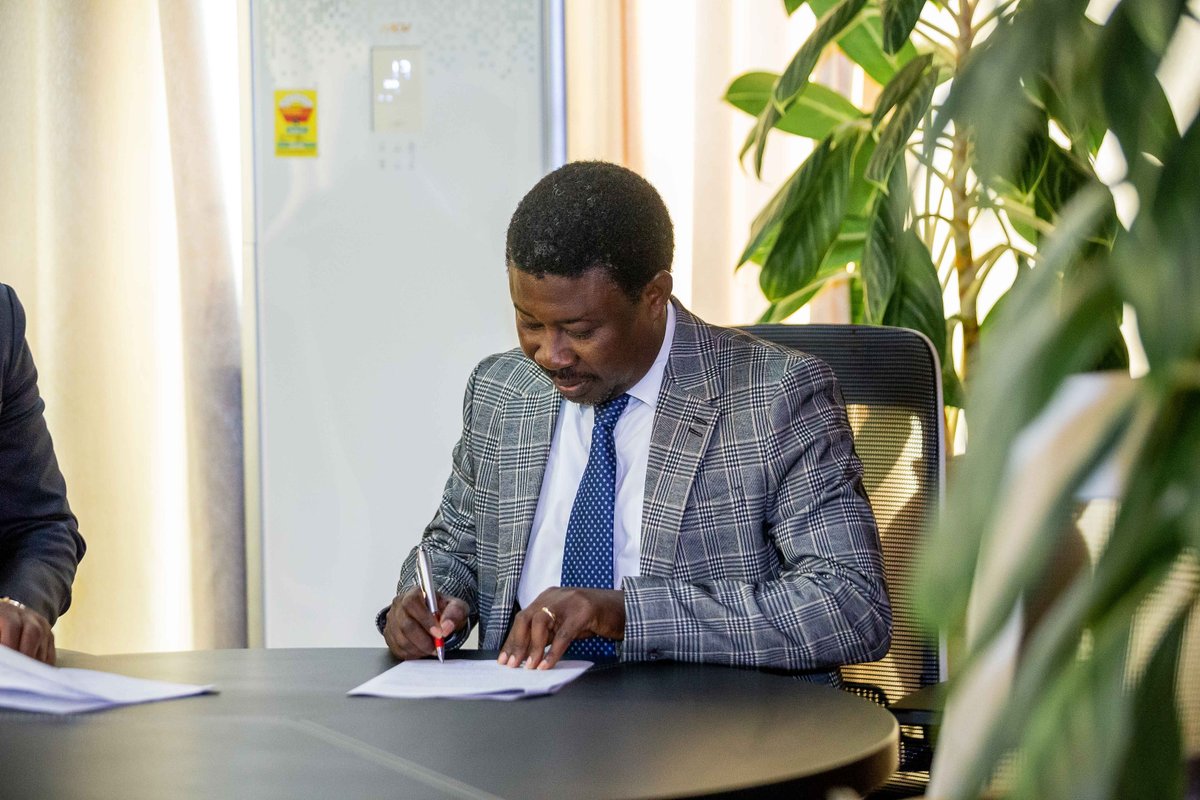 ugbsofficial's tweet photo. University of Ghana Business School (@ugbsofficial)  Partners with Graphic Communication Group Limited (@Graphicgh). 🫱🏿‍🫲🏾 https://t.co/HRhGjHpbUL