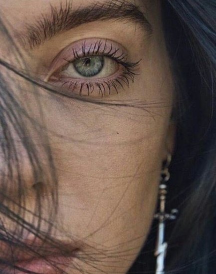 safseilish's tweet photo. beautiful eyes, billie eilish. https://t.co/ckCCPNjz0N
