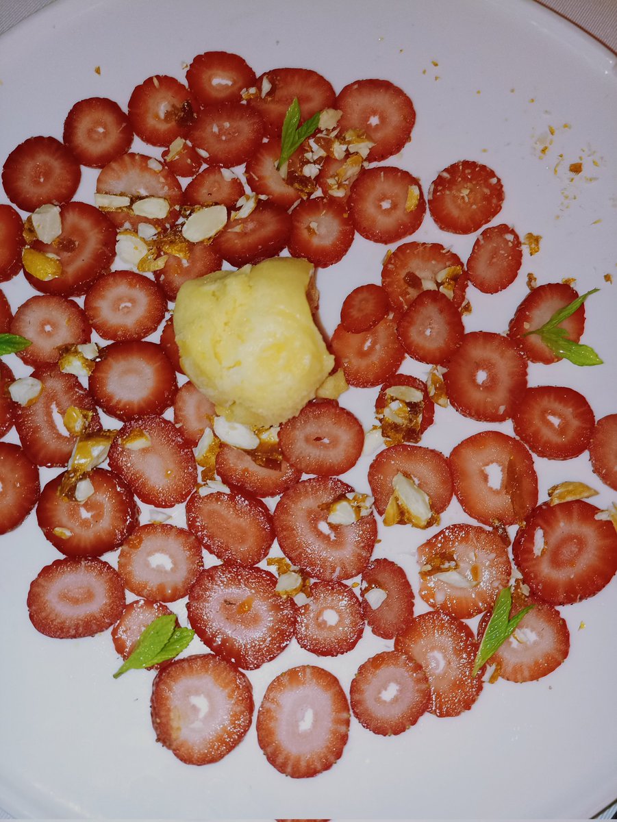 trendlerceee's tweet photo. @TvMasterchef Carpaccio yapılmış arkadaşım dedi yiyelim
 söyledik şöyle bir şey geldi 
Ortasında ki bildiğimiz meybuz
tatlı sandık yanına çay bile söyledik :)))
Çilekli Carpaccio 181₺ 🫠 https://t.co/uargDYjqmp