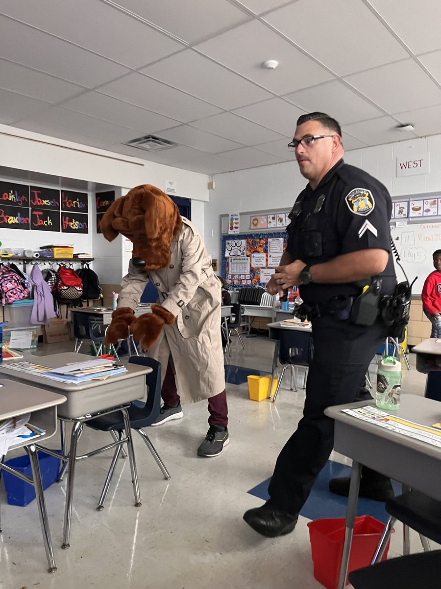LitCoachZak's tweet photo. Something mysterious is happening at Heritage…our 1st graders are starting some secret missions as Word Detectives and our 3rd graders are beginning to do Mystery Reading work! Love seeing all of the engaging instruction across the campus!!! #HPCubs #HIERocks #WeAreWentzville https://t.co/5skizFKe6t