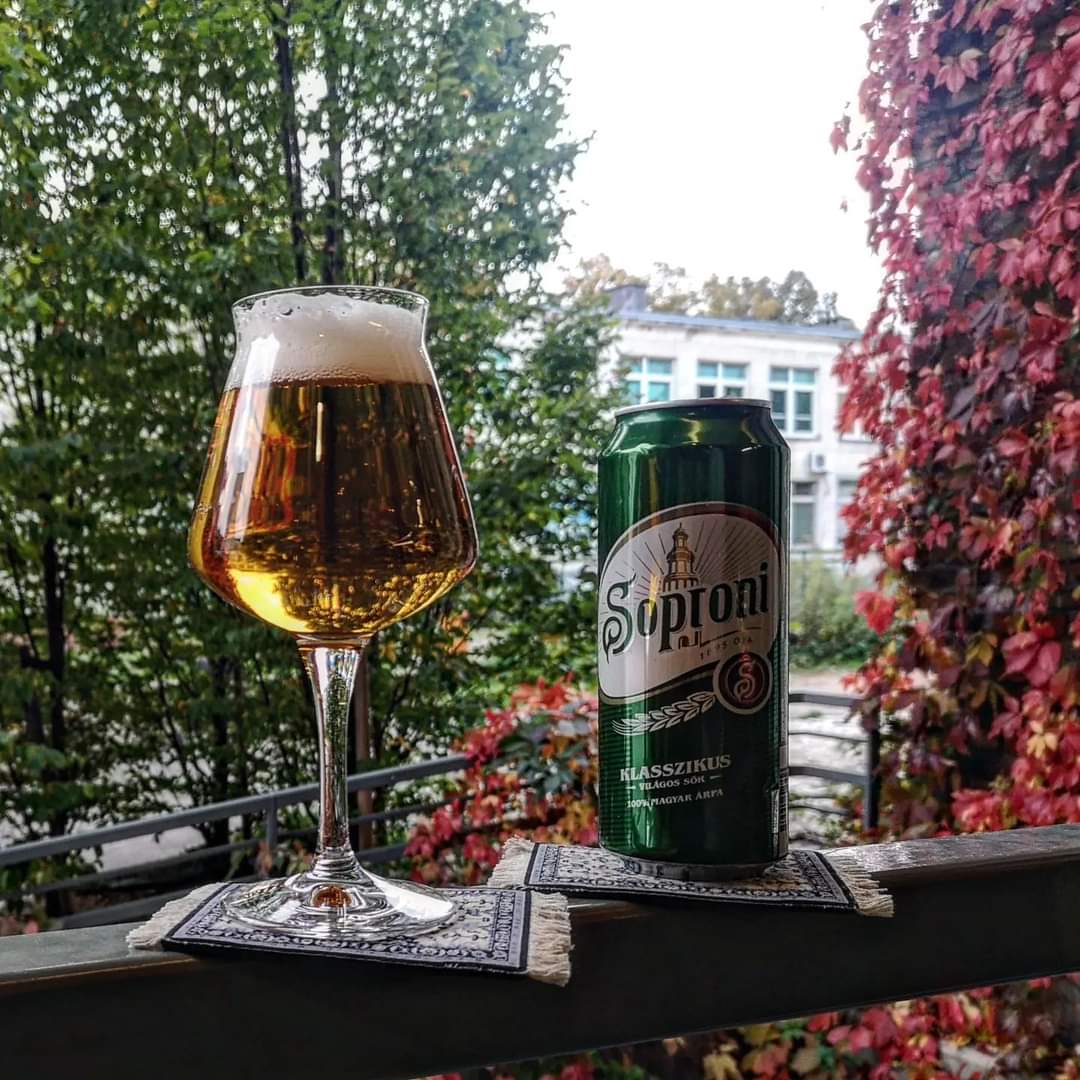 brunnenbraeu's tweet photo. Soproni Klasszikus - Világos Sör (**) 4,5%
#beerwithaview #beeronthecarpet
#soproni #klasszikus #soproniklasszikus #világossör https://t.co/tXdhz1TQFT