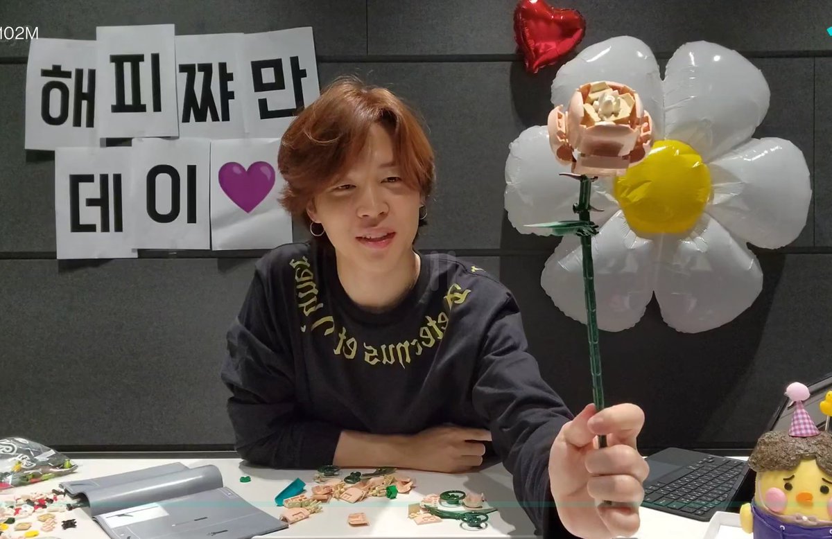 the_OE1's tweet photo. And a flower from a flower 😍
#Jimin https://t.co/I7nwx5vaVf