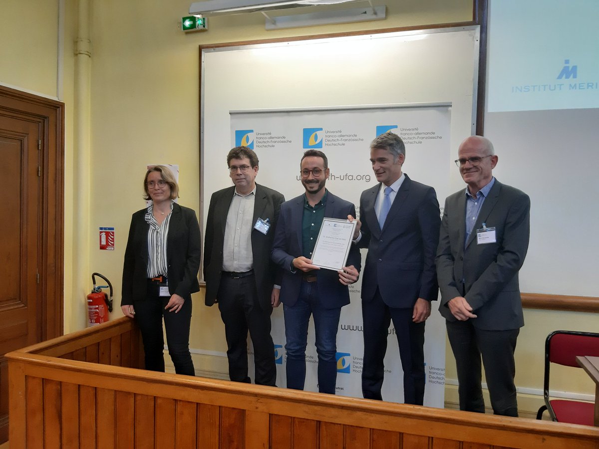 Remise du Prix International Santé planétaire à <a href="/univ_lyon2/">Université Lumière Lyon 2</a> crée par l'UFA avec <a href="/InstitutMerieux/">Institut Mérieux</a> et <a href="/BoehringerFR/">Boehringer Ingelheim</a> Ingelheim. Bravo au lauréat Dr. Guilherme Dias de Melo ! 👍💪🍾 #Santé #FrancoAllemand