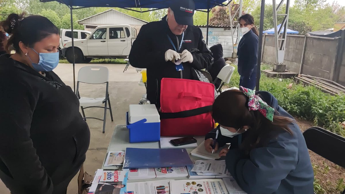 SeremiSaludM's tweet photo. Los funcionarios de la Seremi de Salud junto a la Cuadrilla Sanitaria 🙋‍♂️🙋‍♀️ estuvieron en #GobiernoEnTerreno en Longaví 🏔🐎, donde se realizó vacunación antirrábica, testeo y vacunación 💉 #Covid_19 e #Influenza. Además, se informó sobre la nueva etapa de Apertura 🟢. https://t.co/ddHvVPZaDg