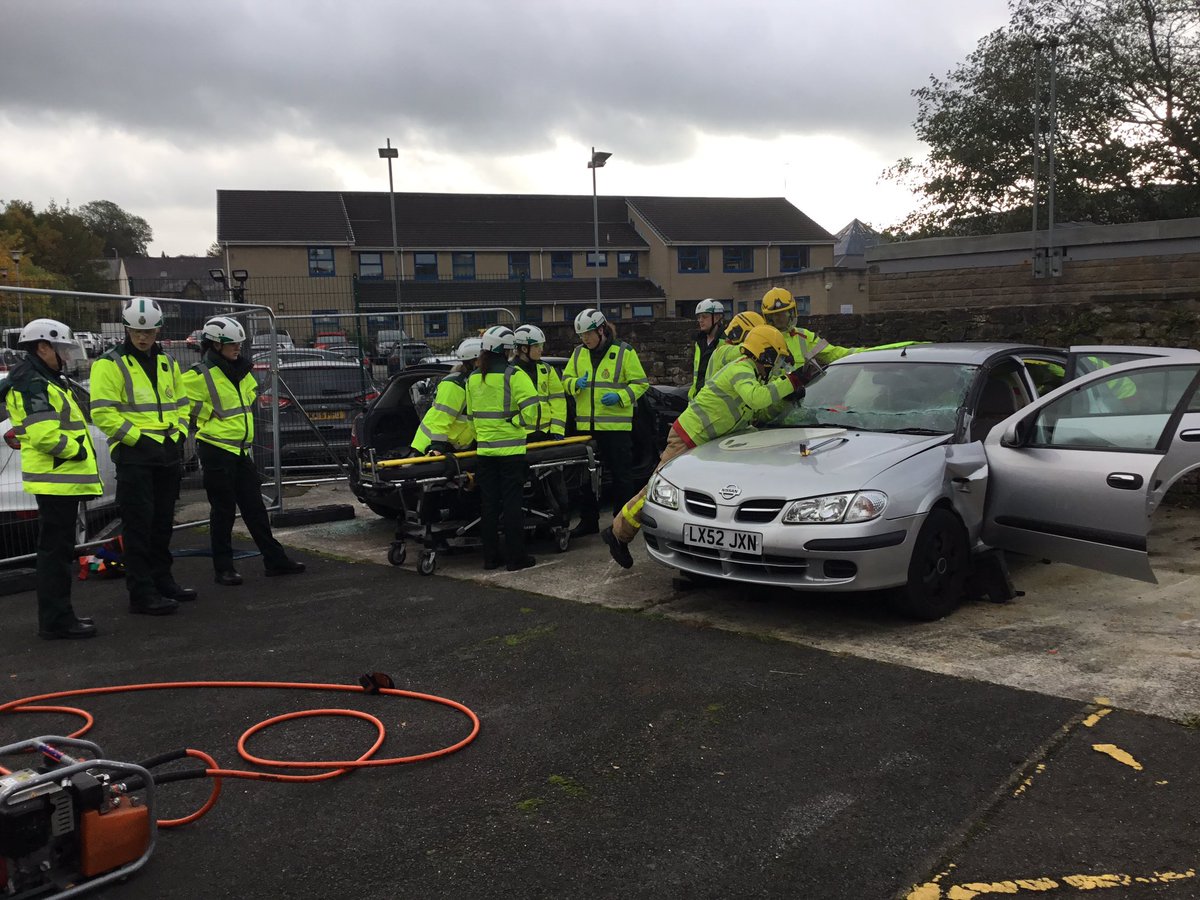 Today the crew from @LFRSNelsonFire have been collaboratively working with @NWAmbulance in casualty extrication techniques, preparing the next generation of paramedics for their first RTC’s. @LancashireFRS