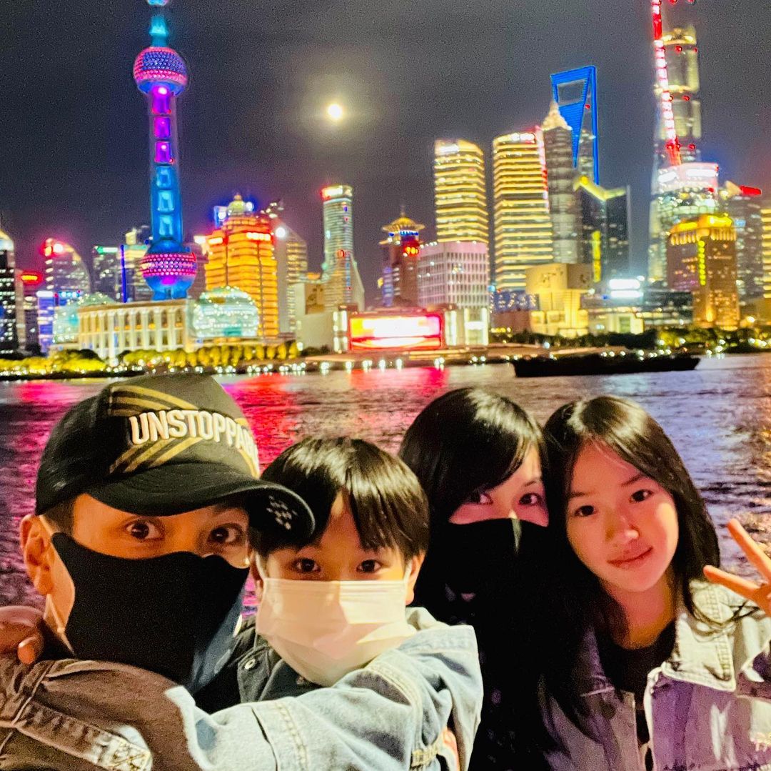 ปีนี้น่าจะเป็นการจัดวันเกิดที่เรียบง่ายที่สุดของครอบครัวอู๋จุน 🎂 เป็นการฉลองวันเกิดครั้งแรกที่มีแค่ 4 คน ตัดสินใจให้เน่ยเน่ยและแมกซ์ย้ายมาเรียนที่จีน วางรากฐานทางการศึกษาให้ลูกๆในอนาคต เป็นปีแห่งการตัดสินใจครั้งใหญ่ของครอบครัวนี้จริงๆ 👍♥️ #Wuchun