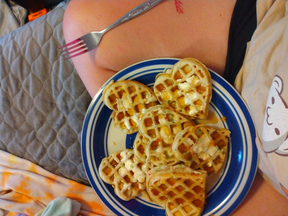 PinkDeath0271's tweet photo. My big sis made me heart capt'n crunch waffles #femboy #twink #sissy #crossdresser #food https://t.co/NGe2pOtiY7