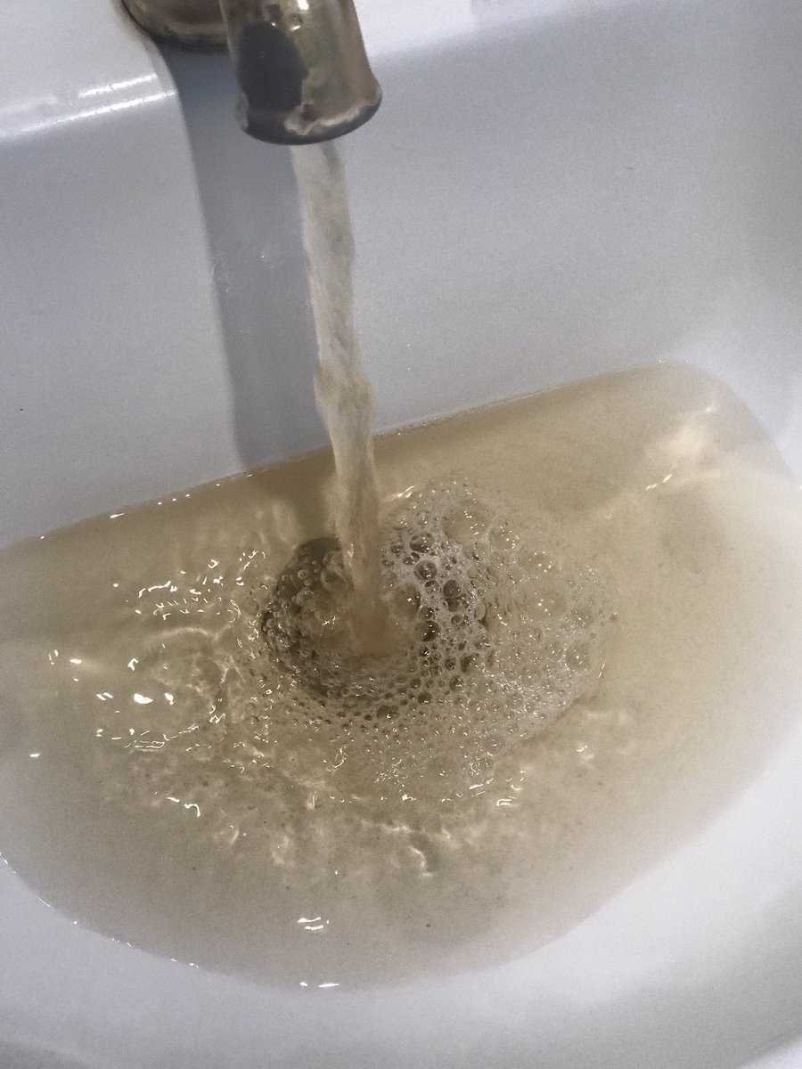 andreascj's tweet image. @HidroCapital2 @elsolidariogv @luisaguilarj @darwingonzalezp @DiarioTalCual @DavidUzcategui @nelsonbocaranda @totoaguerrevere así sale el agua de las tuberías de Prados del Este y por momentos incluso es más oscura y mal oliente, es un problema de salud pública grave: