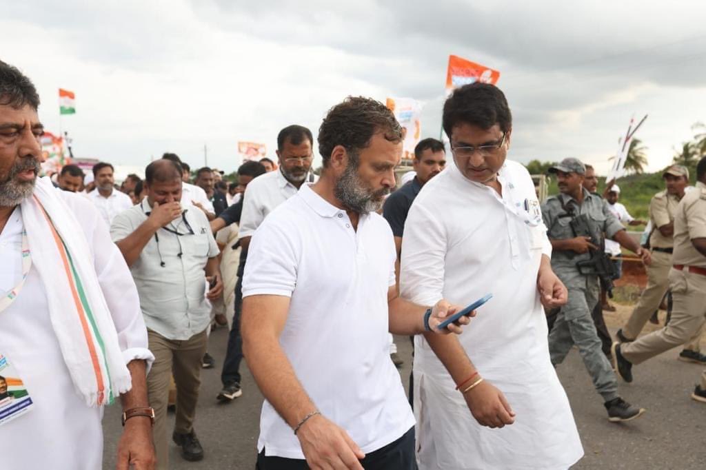 fazalkhaninc's tweet photo. #BharatJodoYatra में श्री @RahulGandhi के साथ यात्रा में शामिल हुए दिल्ली कांग्रेस अध्यक्ष श्री @Ch_AnilKumarINC 

ये कदम भरोसे के हैं...ये कदम भारत जोड़ने निकले हैं।
रोकने से भी नहीं रुकेगी ये #BharatJodoYatra 🔥 https://t.co/YK9jfyCy3K