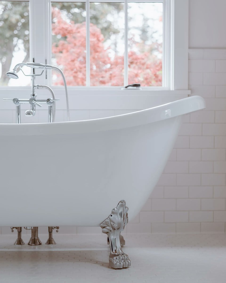 Pretty bathroom with white tiles and artistic flair 😍 📸 
Would you like something similar for your home?
Let us know at 718-433-0060 

#bathroomdecor #bathroomdesign #beautifulbathroom #mybathroomstyle #bathroominspo #bathtub #tiles #bathroominspo #bathroomdecor #remodel