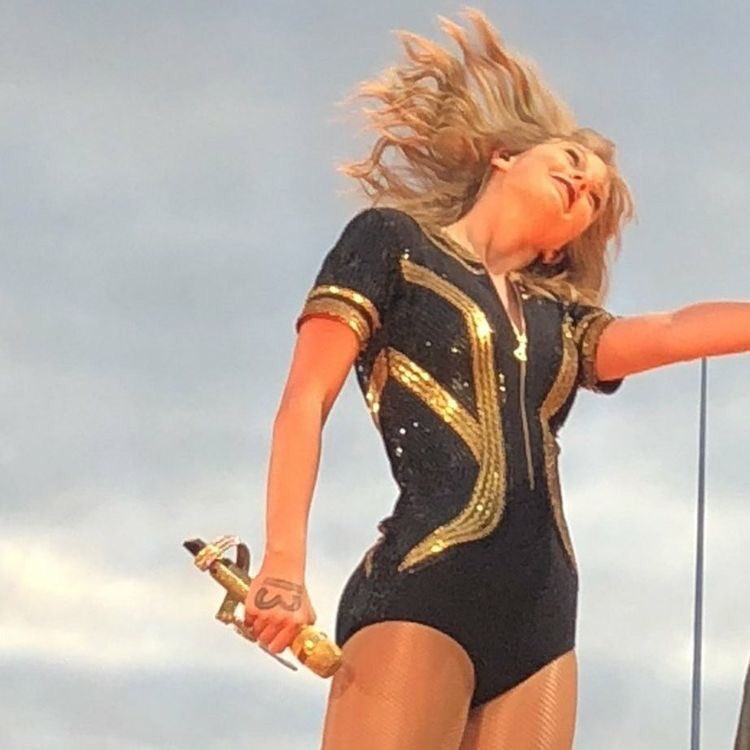 midnightssnake's tweet photo. I've lived in love with the idea that music can save millions of lives and I found the perfect example, her <3 https://t.co/d281HhLNKl