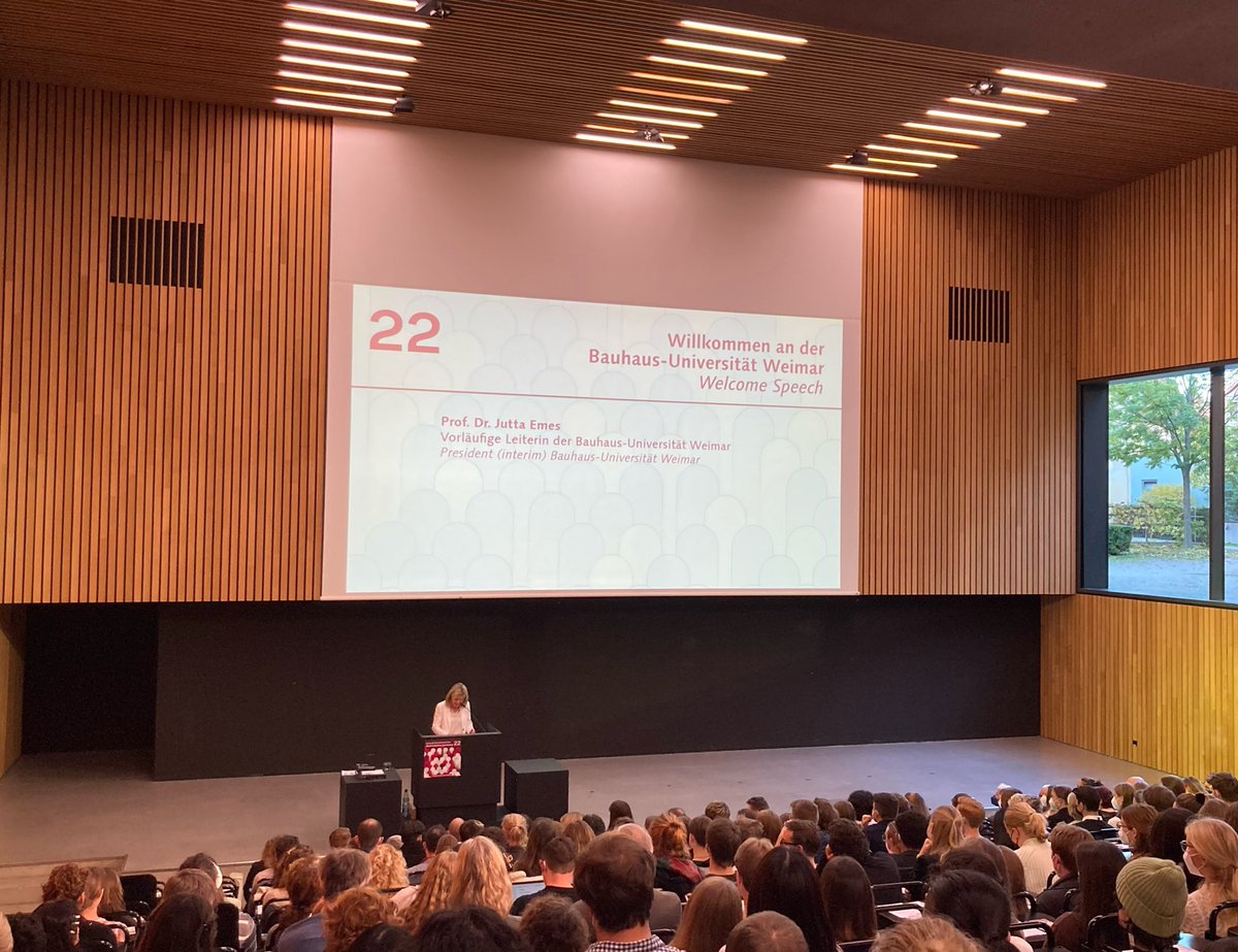 »Wir werden als Präsidium alles dafür tun, damit sie dieses Semester in Präsenz auf dem Campus studieren können« – Interimspräsidentin Prof. Jutta Emes heißt im Audimax alle neuen Studierenden herzlich willkommen. #BauhausUni #Weimar #Immatrikulationsfeier 2022/23 #Semesterstart
