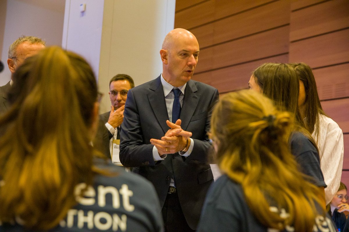 Inauguration du salon <a href="/Cosmetic360/">COSMETIC 360</a>. De la recherche, des start-up, des PME et des investisseurs. Un salon catalyseur d’innovations pour mettre en valeur tous les acteurs de la cosmétique : des arômes à la distribution. Bravo aux 220 exposants présents !