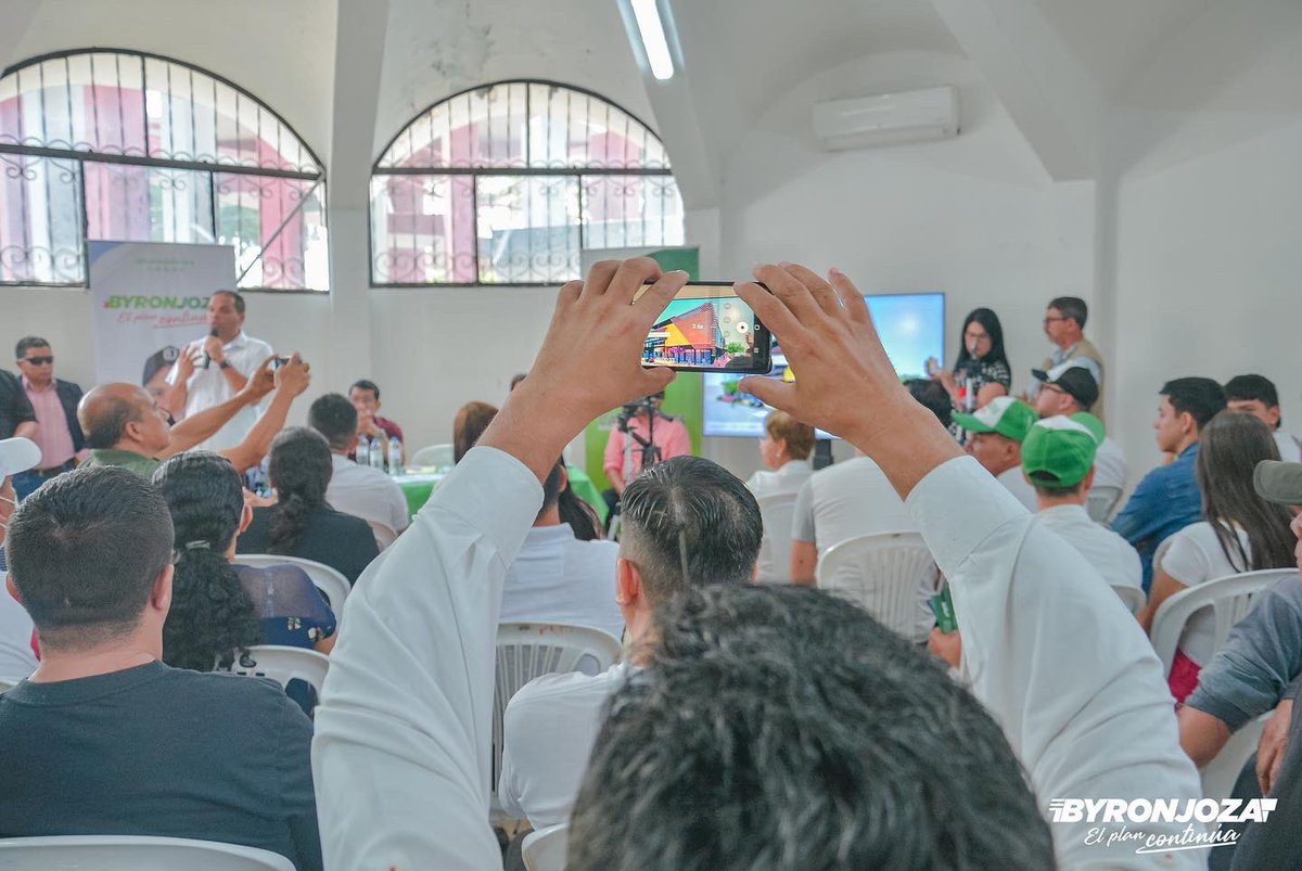 Conversamos con comerciantes sobre el nuevo Centro Comercial 1 que será entregado a fin de año y explicamos lo que será el Centro Comercial 2: una alternativa más para reactivar la economía en Portoviejo. Con obras más que palabras llegamos a los ciudadanos. #ElPlanContinúa ♥️💚