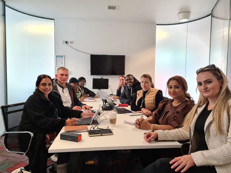 UELAdviceCentre's tweet photo. Wednesday morning drop in day @UELAdviceCentre. Research with Supervisor Nurun Choudhury, not a minute to waste.
@SBL_UEL @UEL_News 
@UELVolunteer https://t.co/2874l3v0H9