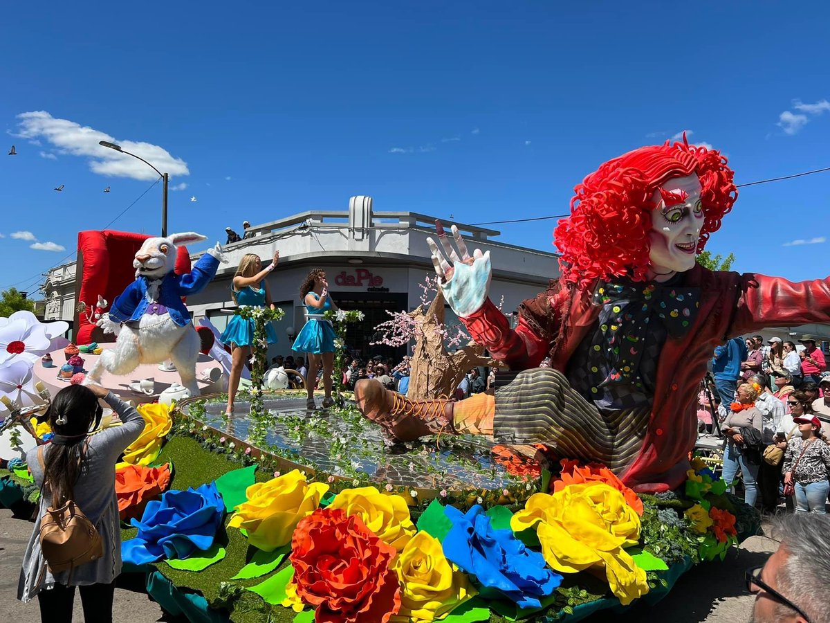 jendoxeluruwhy's tweet photo. En Dolores, todos los años se hace la Fiesta de la Primavera donde desfilan estudiantes y sus enormes carrozas de diversas temáticas.
Sí, esto es en Uruguay. https://t.co/UXDvGTbndS