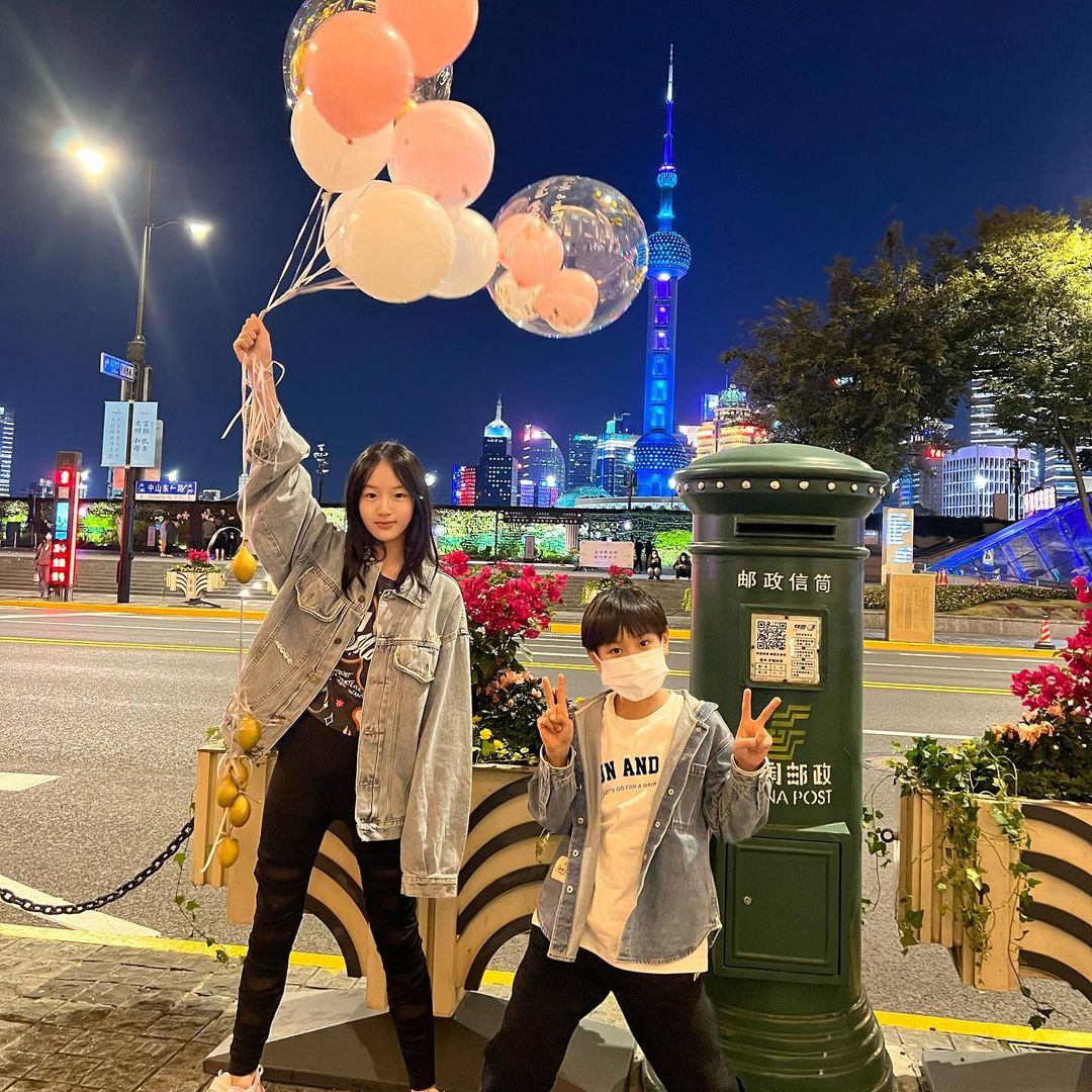 อู๋จุนพาครอบครัวย้ายมาอยู่ที่เซี่ยงไฮ้ ปาป๊าจุนปีนี้อายุ 43 😌 ส่วนเน่ยเน่ยอายุ 12 และสูงเกือบเท่าหม่ามี๊แล้วค่าา #Wuchun #NeiNei