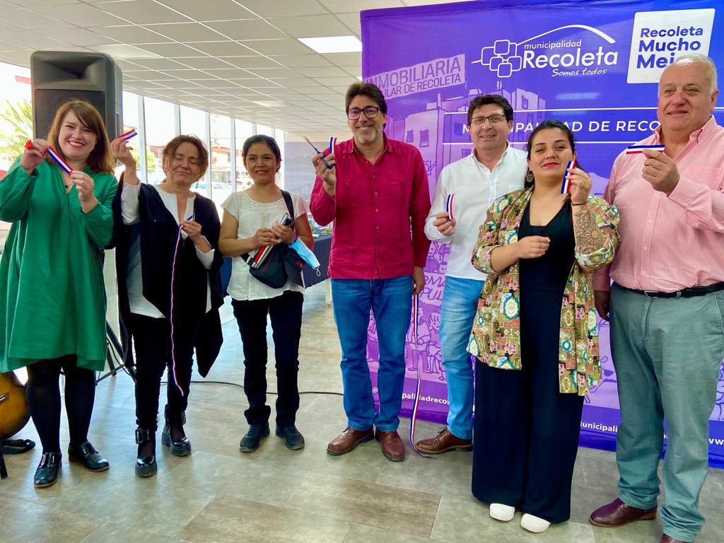 Muni_Recoleta's tweet photo. 🫶🏽📚Hoy inauguramos el “Servicio comunitario de grabación de audiolibros”, el 1ro en las bibliotecas públicas de Chile. Este servicio estará en la Biblioteca Pedro Lemebel y beneficiará especialmente a la comunidad ciega quienes podrán solicitar grabación del libro que requieran. https://t.co/H5HGwp8yzI