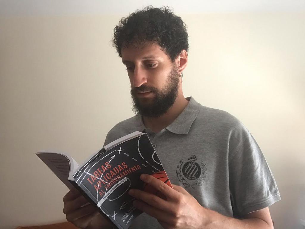 Óscar, Raúl, Francisco José y Santiago tienen lectura y ejercicios asegurados para esta tarde de fiesta. 

Aprovecha esta oportunidad y compra tu libro 🏀📚