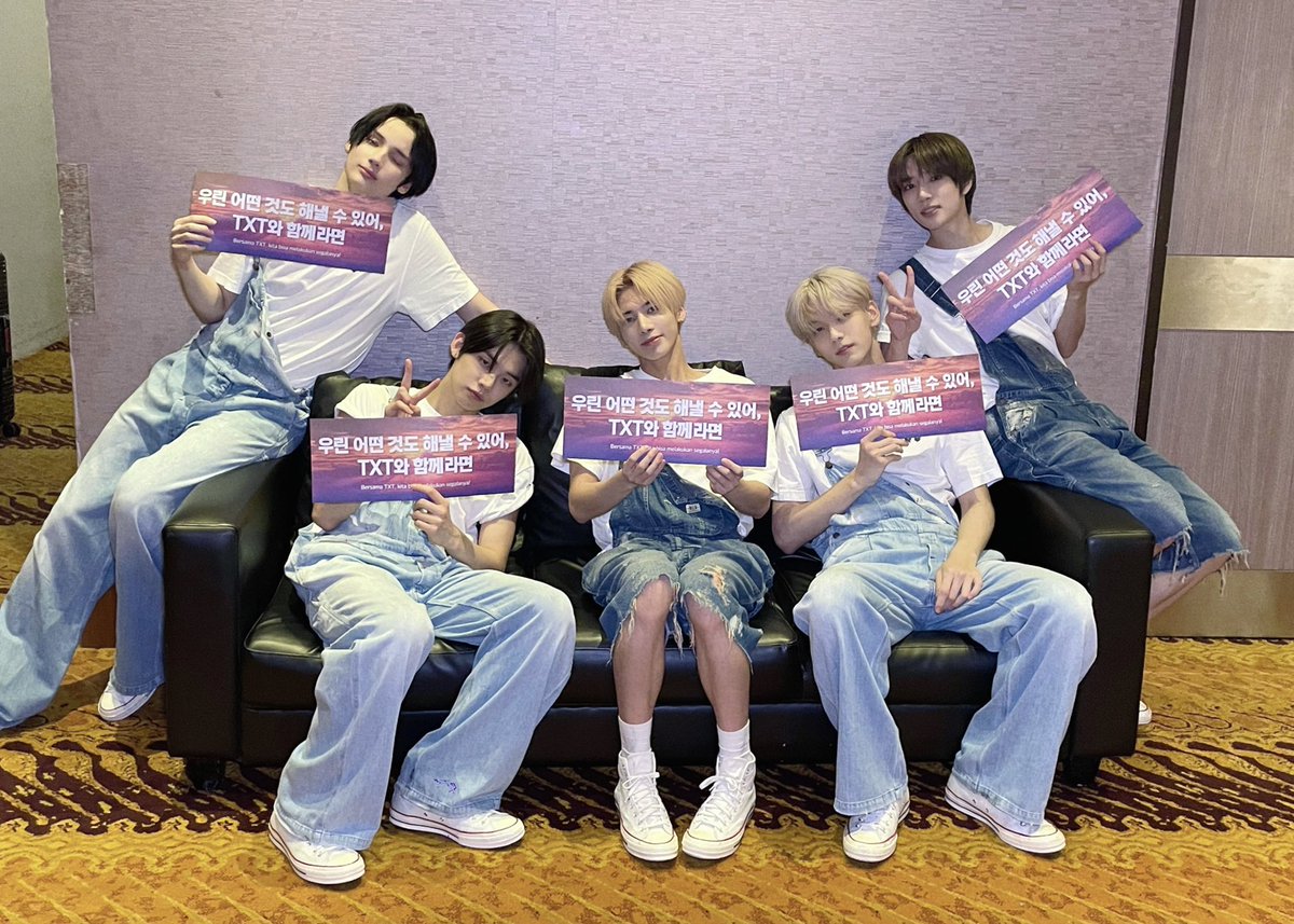 [#오늘의TXT] 221012 #투모로우바이투게더 2022 TOMORROW X TOGETHER WORLD TOUR <ACT : LOVE SICK> IN JAKARTA 우린 어떤 것도 해낼 수 있어요, MOA와 함께라면💙 #TOMORROW_X_TOGETHER #ACT_LOVE_SICK